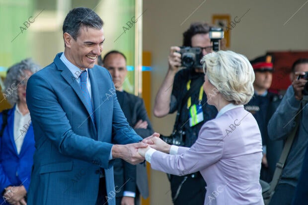 El presidente del Gobierno Pedro Sánchez y Von der Leyen en la clausura de la...