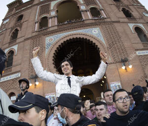 El diestro Ángel Téllez abre la Puerta Grande de Las Ventas al cortar dos orejas