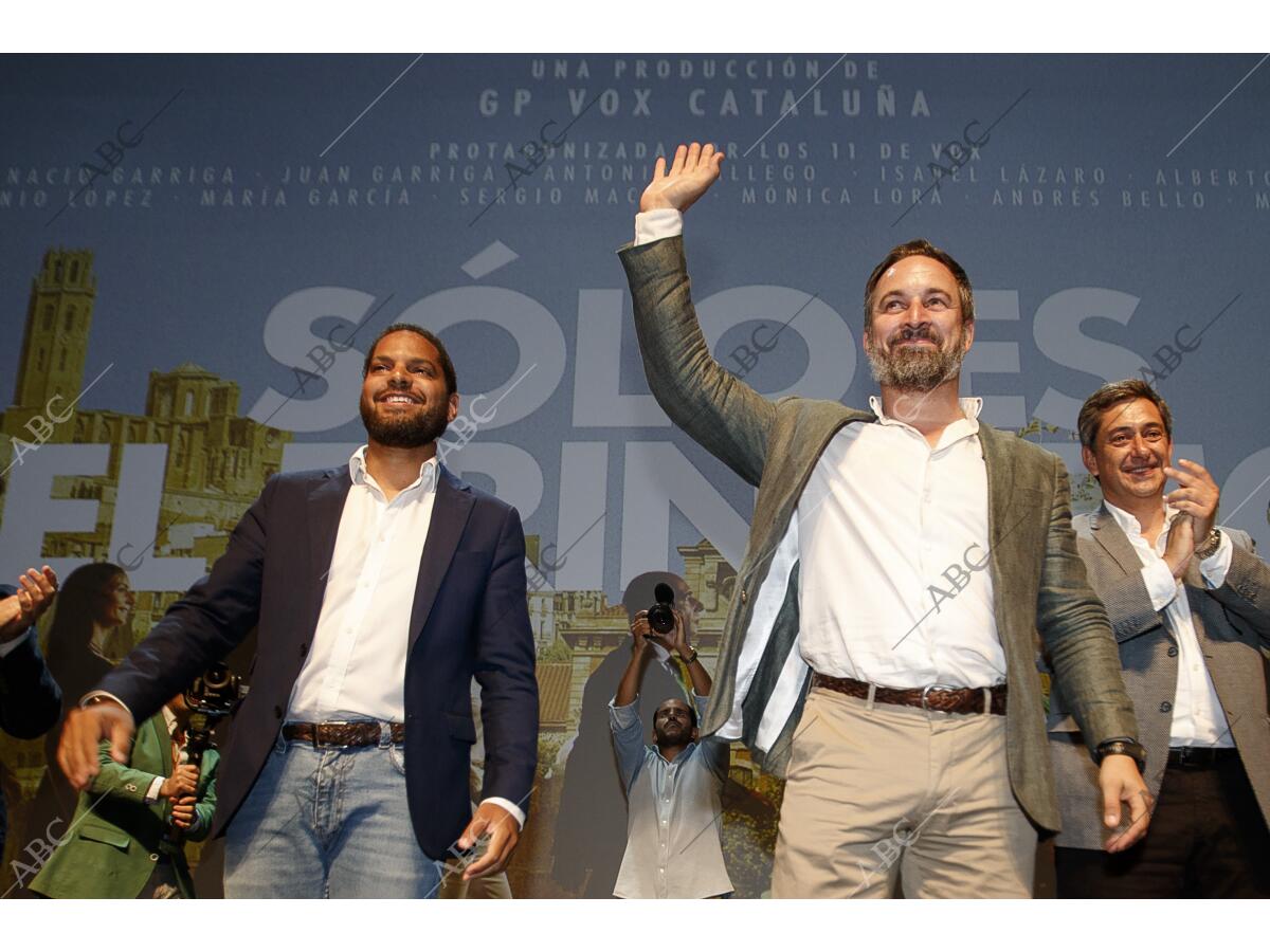 Ignacio Garriga, presidente de Vox Cataluña, y Santiago Abascal ...