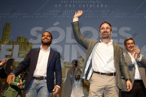 Ignacio Garriga, presidente de Vox Cataluña, y Santiago Abascal, presidente de...