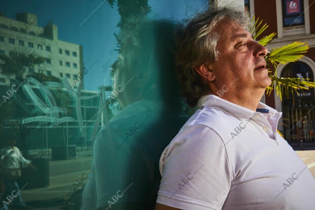 Retratos posados al escritor y cardiólogo ruso Maxim Ósipov, que ha abandonado...