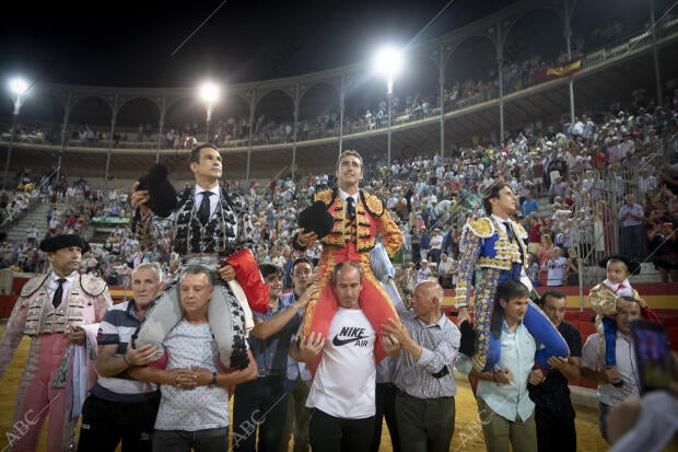 Roca Rey, Manzanares y El Fandi a hombros durante la primera corrida de toros...