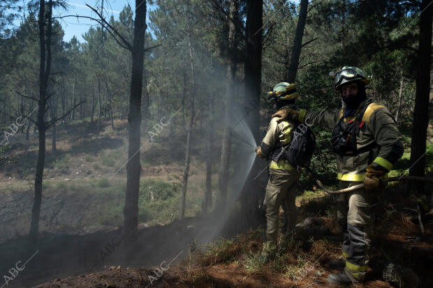 Reportaje de los brigadistas luchando contra el incendio forestal en Folgoso del...