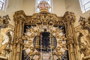 Bajada del cuadro de la virgen de la Paloma por el bombero Jorge Aunión en la...