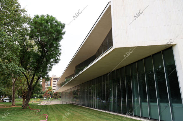 Biblioteca del Estado junto al jardín de Los Patos