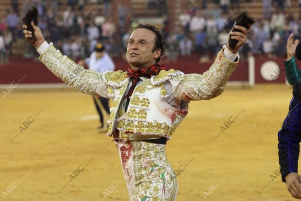 Antonio Ferrera pasea las dos orejas del cuarto toro