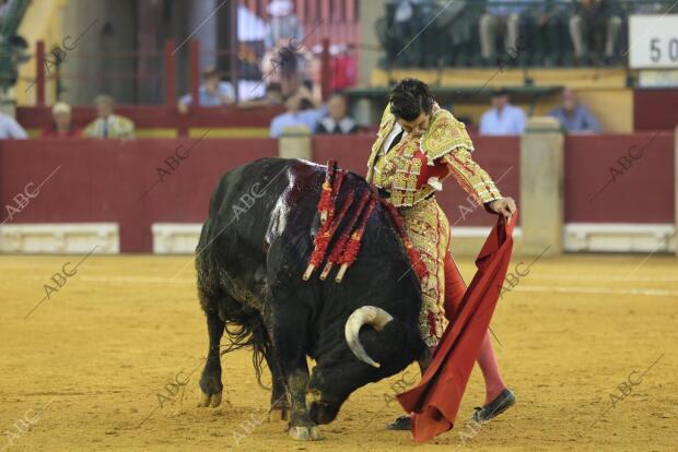 Morante de la Puebla se enrosca el toro a la cintura en un natural