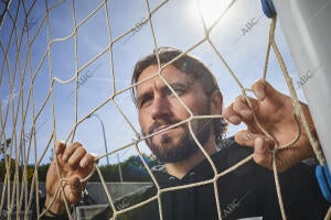 Retratos posados al guardameta de fútbol de origen macedonio, Stole Dimitrievski