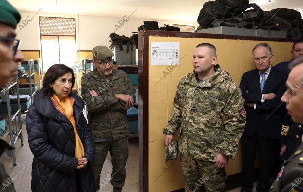 La ministra de Defensa, Margarita Robles, visita las instalaciones del Mando de...