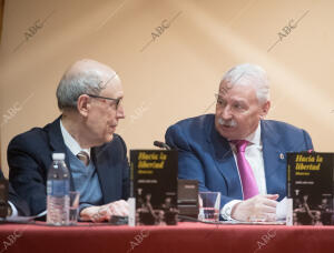 Retratos del escritor y político José Luis Leal antes de presentar su libro...
