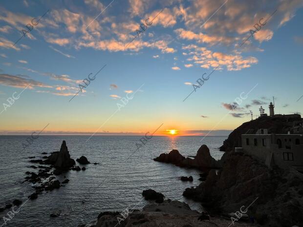 El faro de Cabo de Gata con el arrecife de Las Sirenas