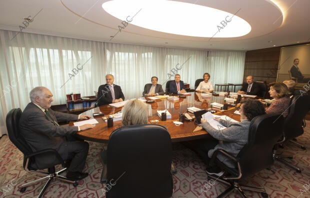 En la imagen, mesa con todos los magistrados