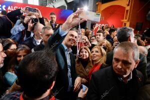 Con Pedro Sánchez, Juan Lobato, y ministros del gobierno y figuras relevantes...