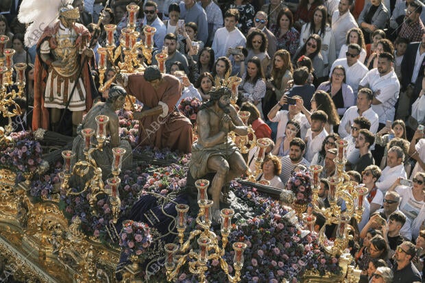 Hermandad de la Estrella por el puente de Triana