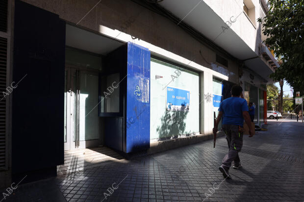 Banco, carteles publicitarios hipotecas, créditos, oficinas cerradas