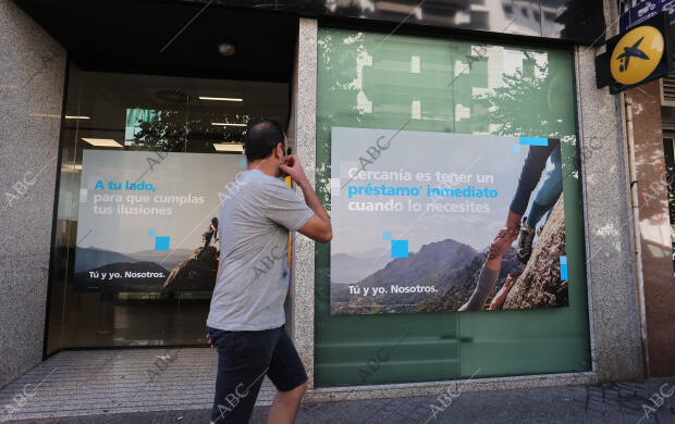 Banco, carteles publicitarios hipotecas, créditos, oficinas cerradas