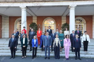 Foto de familia del nuevo gobierno presidido por Pedro Sánchez antes de la...