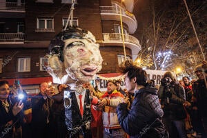 Manifestantes de Ferraz apalean una piñata con la imagen de Pedro Sánchez en...