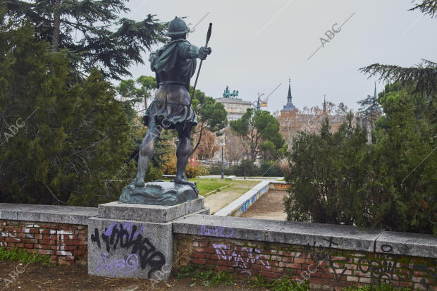 En las inmedicaciones de la AECID y el Museo de América, a los pies del faro de...