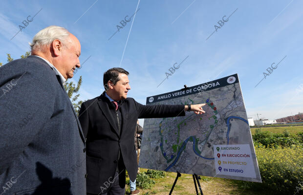 El alcalde José María Bellido y Miguel Ángel Torrico, de Urbanismo, presentan...