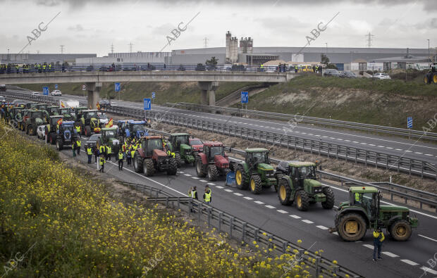 Corte de carretera A-42 a la altura de Illescas por los tractores de los...