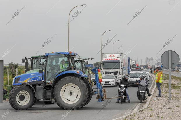 Cortada la carretera SE-3205 de acceso al polígono La Isla por un piquete de...