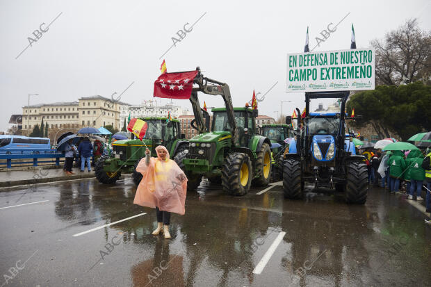 Glorieta del Emperador Carlos V. Manifestación de agricultores y sus tractores...