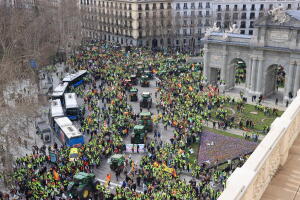 Manifestación de agricultores y ganaderos en torno a la Puerta de Alcalá