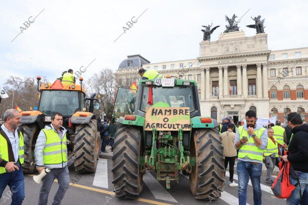 Manifestación de agricultores y ganaderos en torno a la Puerta de Alcalá