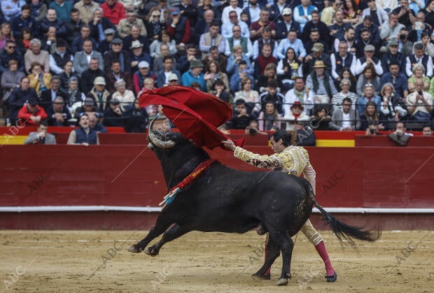 Juan Ortega durante la corrida de toros de la Feria de Fallas