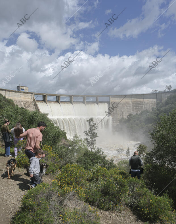 Pantano del Gergal desembalsando agua después de las últimas lluvias