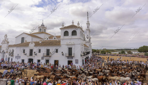 La aldea del Rocío ha acogido el paso de la tropa equina ante el Santuario de la...