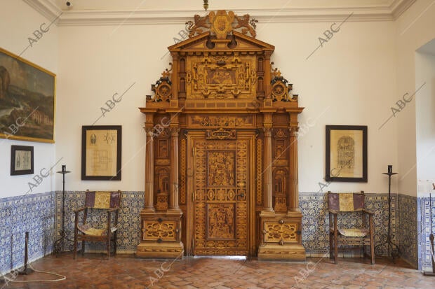 En la sala de Embajadores, se hayan dos puertas ricamente confeccionadas en 1567...