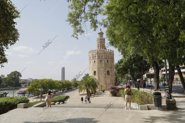 Paseo Cristóbal Colón, Torrel del Oro, estructura de los futuros toldos en el...