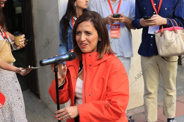 La portavoz del PSOE, Esther Peña, atiende a los medios de comunicación a su...