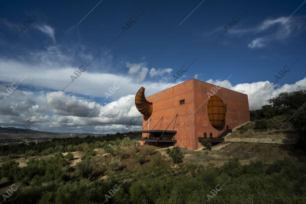 Entrevista al diseñador industrial Philippe Starck en La Almazara, donde se...