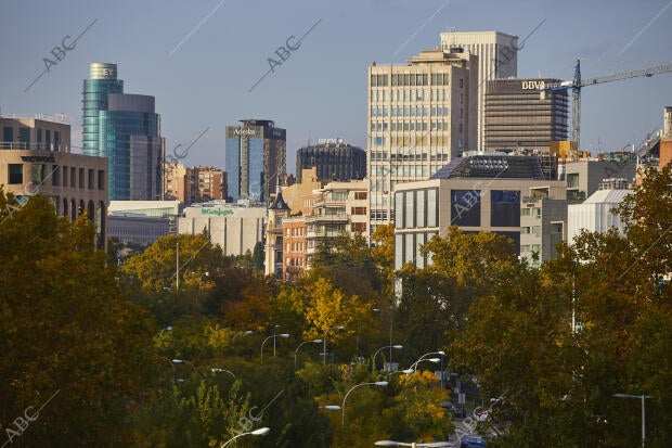 Bajo la estructura del puente se encuentra el Museo de Escultura al aire libre