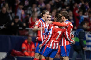 Los jugadores del Atlético de Madrid celebran el gol inaugural del...