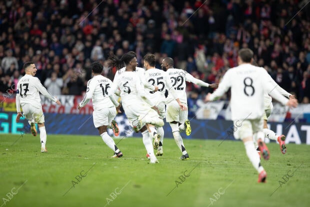 En la imagen, los jugadores del Real Madrid celebran la victoria en la tanda de...