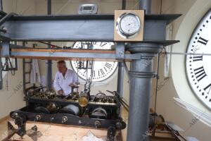 Trabajos de montaje y desmontaje de reloj de la Puerta del Sol para proceder a...