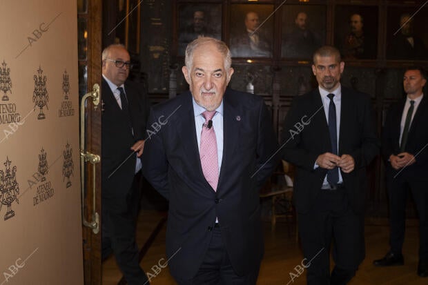 sayunos del ateneo con cándido Conde-Pumpido