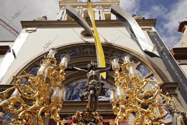 Salida de la Hermandad del Cachorro y la Virgen del Patrocinio, dese su basílica
