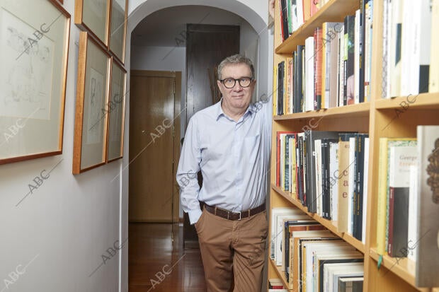 Retratos posados y durante entrevista al escritor Luisgé Martín, en su domicilio...