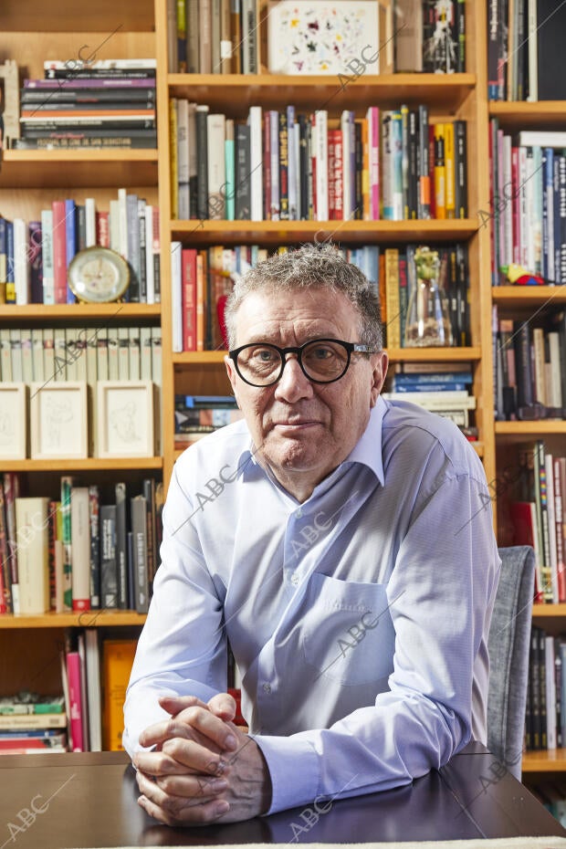 Retratos posados y durante entrevista al escritor Luisgé Martín, en su domicilio...