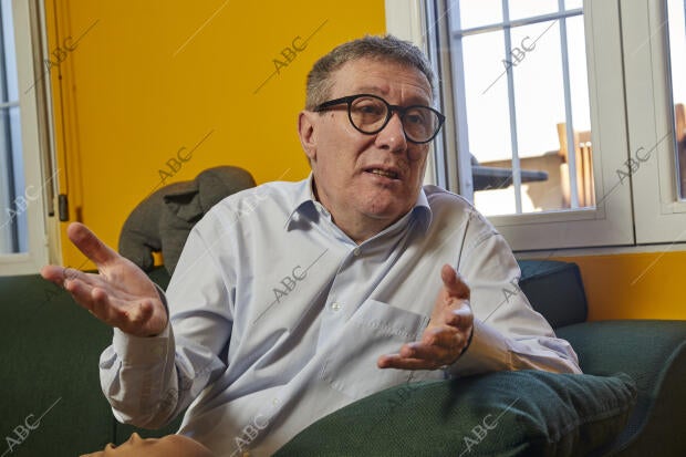 Retratos posados y durante entrevista al escritor Luisgé Martín, en su domicilio...