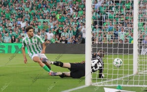 Abde supera al portero de la Fiore en el 1-0 del Betis