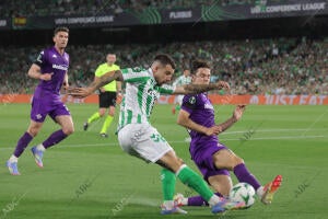 Fagioli va al suelo para detener el golpeo de Aitor