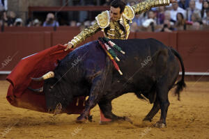 En la imagen, Tomás Rufo, de verde oliva y oro