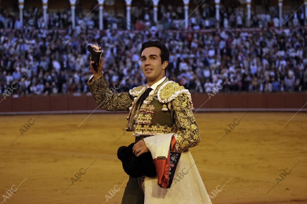 En la imagen, Tomás Rufo, de verde oliva y oro