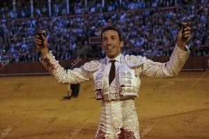 En la imagen, David de Miranda, de blanco y plata